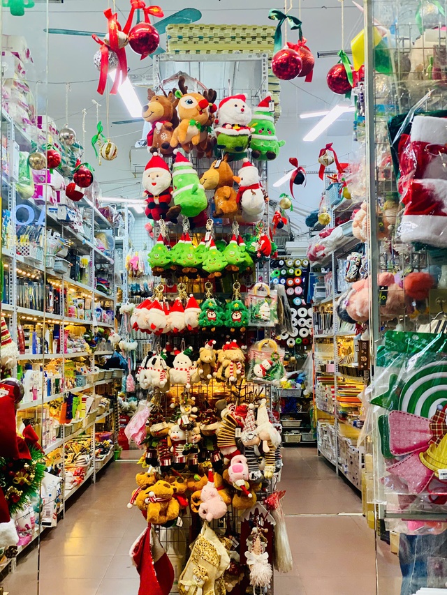 Thị trường Noel 2025: Đa dạng mẫu mã, sức mua giảm - Ảnh 14. Thị trường Noel 2025: Đa dạng mẫu mã, sức mua giảm - Ảnh 14.