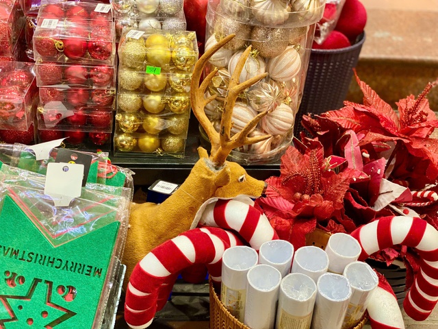 Thị trường Noel 2025: Đa dạng mẫu mã, sức mua giảm - Ảnh 7. Thị trường Noel 2025: Đa dạng mẫu mã, sức mua giảm - Ảnh 7.