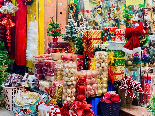 Thị trường Noel 2025: Đa dạng mẫu mã, sức mua giảm - Ảnh 6. Thị trường Noel 2025: Đa dạng mẫu mã, sức mua giảm - Ảnh 6.