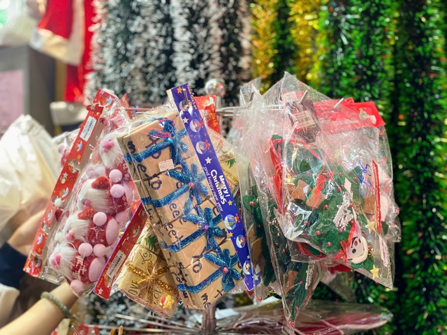 Thị trường Noel 2025: Đa dạng mẫu mã, sức mua giảm - Ảnh 12. Thị trường Noel 2025: Đa dạng mẫu mã, sức mua giảm - Ảnh 12.