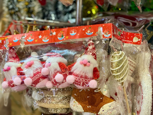 Thị trường Noel 2025: Đa dạng mẫu mã, sức mua giảm - Ảnh 11. Thị trường Noel 2025: Đa dạng mẫu mã, sức mua giảm - Ảnh 11.