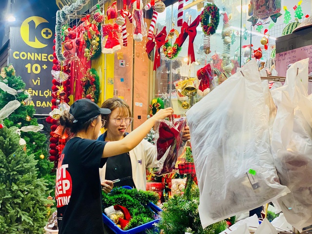 Thị trường Noel 2025: Đa dạng mẫu mã, sức mua giảm - Ảnh 1. Thị trường Noel 2025: Đa dạng mẫu mã, sức mua giảm - Ảnh 1.
