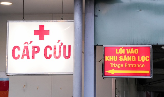 Tai nạn hy hữu: Đứng lên bồn cầu, bé 8 tuổi bị mảnh vỡ bồn cầu đâm sâu vào lưng - Ảnh 1. Tai nạn hy hữu: Đứng lên bồn cầu, bé 8 tuổi bị mảnh vỡ bồn cầu đâm sâu vào lưng - Ảnh 1.