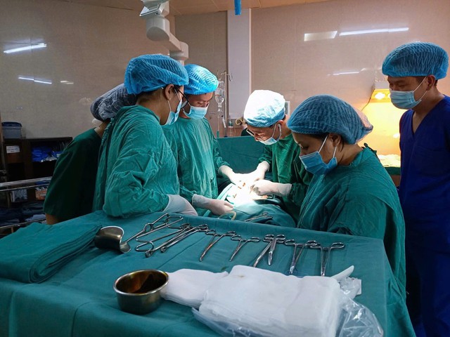 Thâm nhập ca mổ lấy thai tại Ninh Bình: Hành trình đưa ' thiên thần ' ra đời - Ảnh 4. Thâm nhập ca mổ lấy thai tại Ninh Bình: Hành trình đưa ' thiên thần ' ra đời - Ảnh 4.