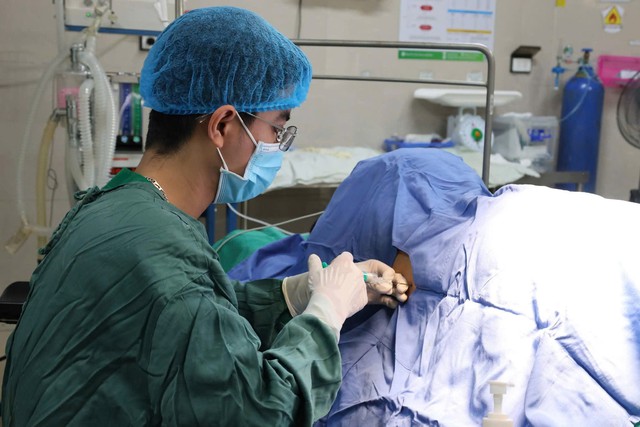 Thâm nhập ca mổ lấy thai tại Ninh Bình: Hành trình đưa ' thiên thần ' ra đời - Ảnh 3. Thâm nhập ca mổ lấy thai tại Ninh Bình: Hành trình đưa ' thiên thần ' ra đời - Ảnh 3.