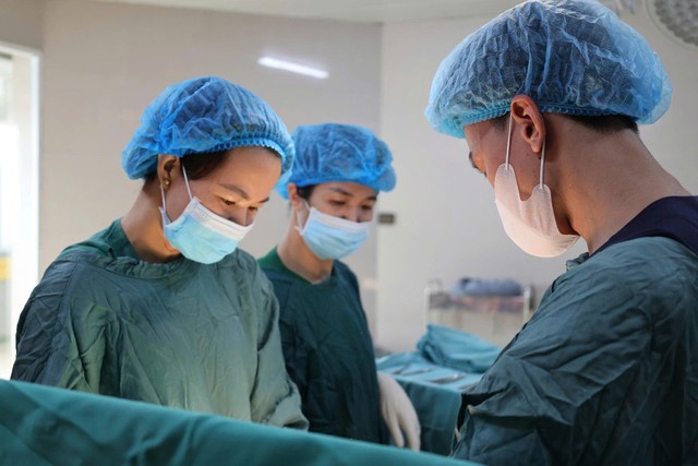 Thâm nhập ca mổ lấy thai tại Ninh Bình: Hành trình đưa ' thiên thần ' ra đời - Ảnh 5. Thâm nhập ca mổ lấy thai tại Ninh Bình: Hành trình đưa ' thiên thần ' ra đời - Ảnh 5.