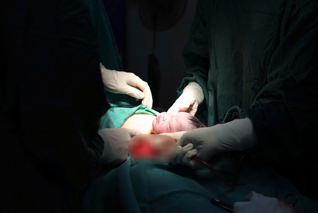 Thâm nhập ca mổ lấy thai tại Ninh Bình: Hành trình đưa ' thiên thần ' ra đời - Ảnh 7. Thâm nhập ca mổ lấy thai tại Ninh Bình: Hành trình đưa ' thiên thần ' ra đời - Ảnh 7.