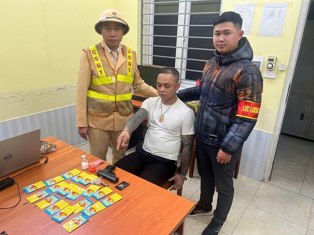Hà Nội bắt gã giang hồ mang ma túy và súng đã lên nòng tại chốt 141 - Ảnh 1. Hà Nội bắt gã giang hồ mang ma túy và súng đã lên nòng tại chốt 141 - Ảnh 1.