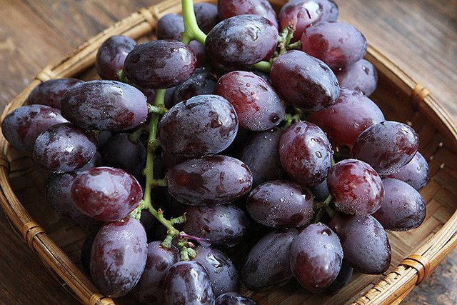 Mẹo rửa nho sạch an to&agrave;n , tự tin ăn cả vỏ - Ảnh 1.