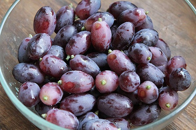 Mẹo rửa nho sạch an to&agrave;n , tự tin ăn cả vỏ - Ảnh 2.