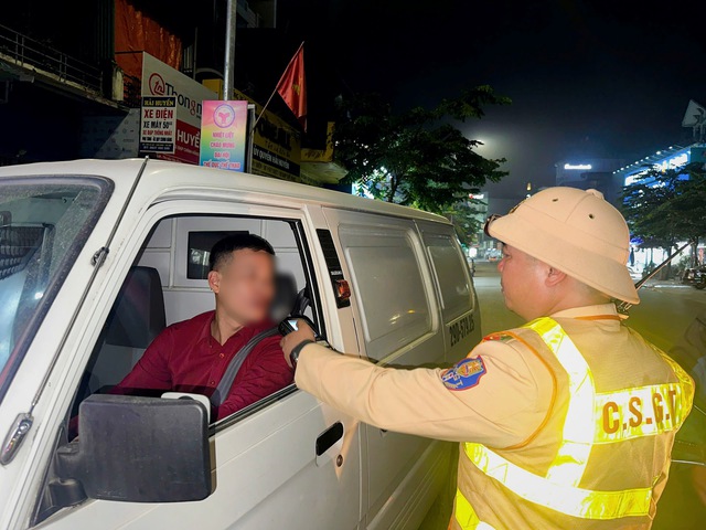 Hà Nội: Hơn 600 'ma men' sa lưới Cảnh sát giao thông trong 3 ngày cuối tuần - Ảnh 4. Hà Nội: Hơn 600 'ma men' sa lưới Cảnh sát giao thông trong 3 ngày cuối tuần - Ảnh 4.