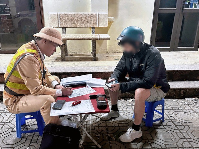 Hà Nội: Hơn 600 'ma men' sa lưới Cảnh sát giao thông trong 3 ngày cuối tuần - Ảnh 3. Hà Nội: Hơn 600 'ma men' sa lưới Cảnh sát giao thông trong 3 ngày cuối tuần - Ảnh 3.
