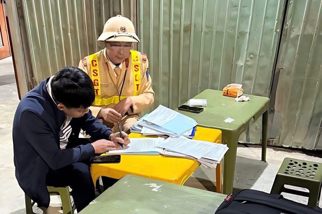 Tài xế vi phạm nồng độ cồn, hất văng CSGT lên nắp ca-pô để bỏ chạy ở Thái Nguyên - Ảnh 2. Tài xế vi phạm nồng độ cồn, hất văng CSGT lên nắp ca-pô để bỏ chạy ở Thái Nguyên - Ảnh 2.