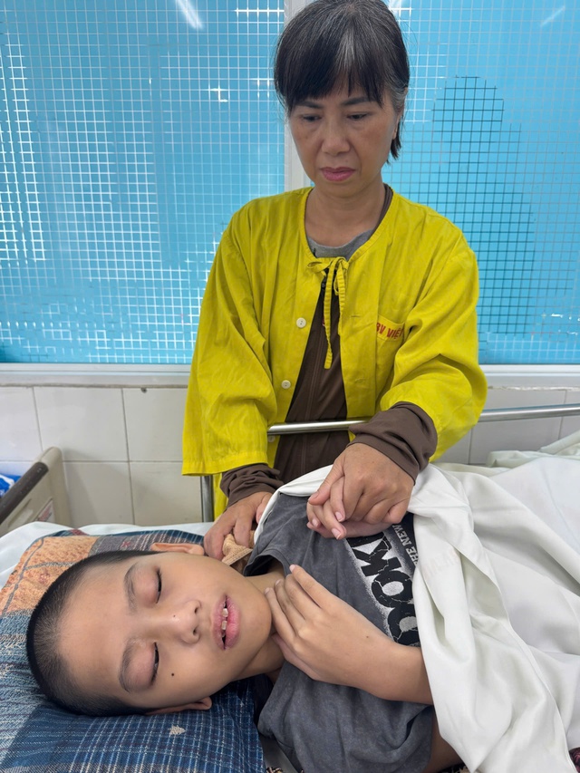 Vòng tay nhân ái hỗ trợ bé Bùi Minh Tiến vượt khó khăn bệnh tật - Ảnh 4. Vòng tay nhân ái hỗ trợ bé Bùi Minh Tiến vượt khó khăn bệnh tật - Ảnh 4.