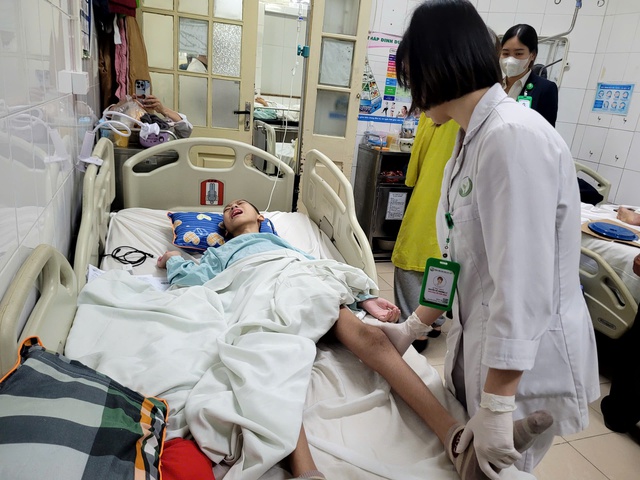 Vòng tay nhân ái hỗ trợ bé Bùi Minh Tiến vượt khó khăn bệnh tật - Ảnh 3. Vòng tay nhân ái hỗ trợ bé Bùi Minh Tiến vượt khó khăn bệnh tật - Ảnh 3.