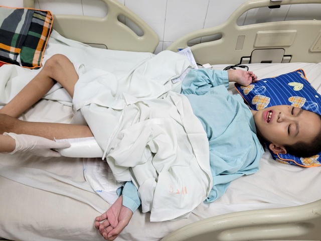 Vòng tay nhân ái hỗ trợ bé Bùi Minh Tiến vượt khó khăn bệnh tật - Ảnh 5. Vòng tay nhân ái hỗ trợ bé Bùi Minh Tiến vượt khó khăn bệnh tật - Ảnh 5.