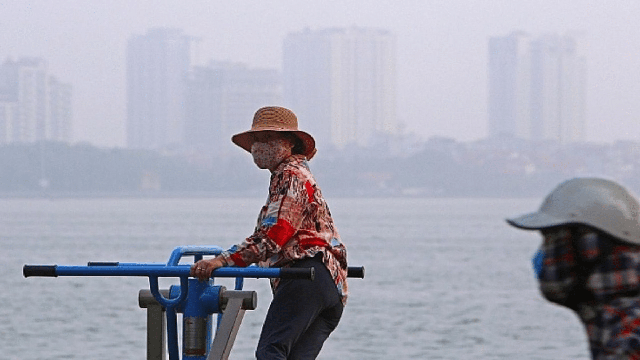 Ô nhiễm không khí lên mức báo động: Người Hà Nội cần làm gì để phòng bệnh hô hấp? - Ảnh 1. Ô nhiễm không khí lên mức báo động: Người Hà Nội cần làm gì để phòng bệnh hô hấp? - Ảnh 1.