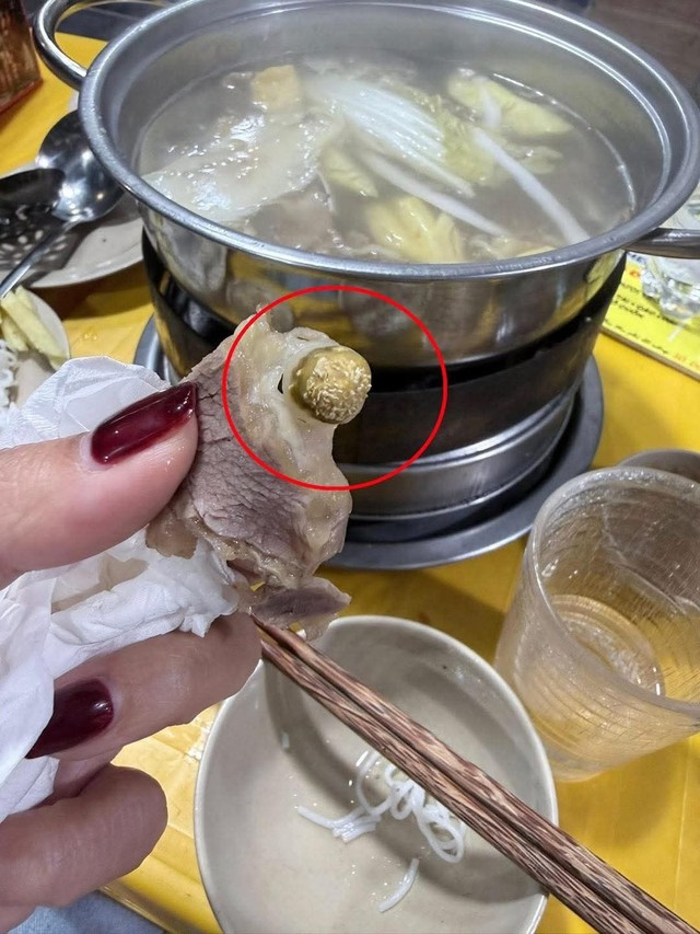 Bảo vệ người tiêu dùng: Quán lẩu bò nhúng giấm bị tố phục vụ thịt có dòi tại Hà Nội - Ảnh 2. Bảo vệ người tiêu dùng: Quán lẩu bò nhúng giấm bị tố phục vụ thịt có dòi tại Hà Nội - Ảnh 2.