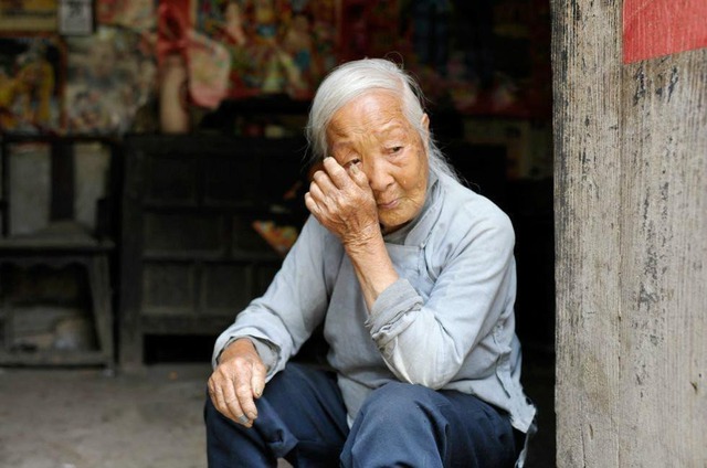 Thiên vị con cả giàu có, bạc đãi con út nghèo khó: Mẹ già nhận quả báo khi bệnh tật ập đến - Ảnh 1. Thiên vị con cả giàu có, bạc đãi con út nghèo khó: Mẹ già nhận quả báo khi bệnh tật ập đến - Ảnh 1.