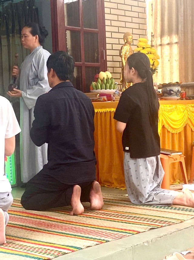 Con gái Thương Tín buồn bã chịu tang cha , kỷ niệm đau thương tại Phan Rang - Ảnh 2. Con gái Thương Tín buồn bã chịu tang cha , kỷ niệm đau thương tại Phan Rang - Ảnh 2.