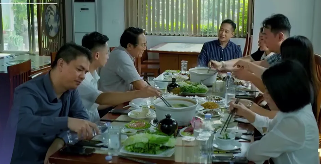 Nguyên trưởng phòng cấp huyện ngã ngửa khi thấy vợ làm tạp vụ nhà hàng - Ảnh 1. Nguyên trưởng phòng cấp huyện ngã ngửa khi thấy vợ làm tạp vụ nhà hàng - Ảnh 1.