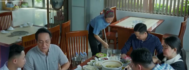 Nguyên trưởng phòng cấp huyện ngã ngửa khi thấy vợ làm tạp vụ nhà hàng - Ảnh 2. Nguyên trưởng phòng cấp huyện ngã ngửa khi thấy vợ làm tạp vụ nhà hàng - Ảnh 2.