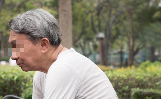 Nhặt rác, ăn đồ thừa để cho con gái du học, người cha tật nguyền nghẹn đắng khi con nói một câu - Ảnh 1. Nhặt rác, ăn đồ thừa để cho con gái du học, người cha tật nguyền nghẹn đắng khi con nói một câu - Ảnh 1.