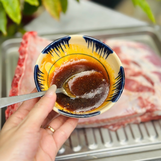 Sườn nướng chuẩn nhà hàng tại gia: Bí quyết mềm mọng, thơm lừng chỉ với nồi chiên hơi nước - Ảnh 3. Sườn nướng chuẩn nhà hàng tại gia: Bí quyết mềm mọng, thơm lừng chỉ với nồi chiên hơi nước - Ảnh 3.