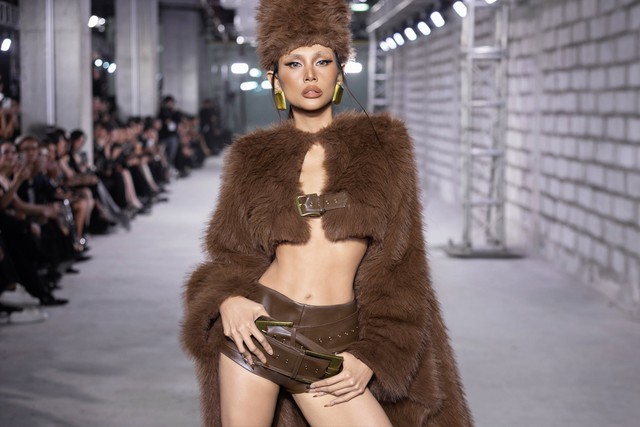 Như chưa hề có 'cuộc sinh nở nào', Võ Hoàng Yến sải bước trên sàn catwalk khoe vòng eo phẳng mịn - Ảnh 3. Như chưa hề có 'cuộc sinh nở nào', Võ Hoàng Yến sải bước trên sàn catwalk khoe vòng eo phẳng mịn - Ảnh 3.