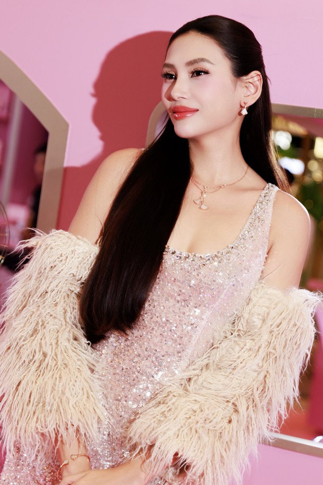 Như chưa hề có 'cuộc sinh nở nào', Võ Hoàng Yến sải bước trên sàn catwalk khoe vòng eo phẳng mịn - Ảnh 5. Như chưa hề có 'cuộc sinh nở nào', Võ Hoàng Yến sải bước trên sàn catwalk khoe vòng eo phẳng mịn - Ảnh 5.