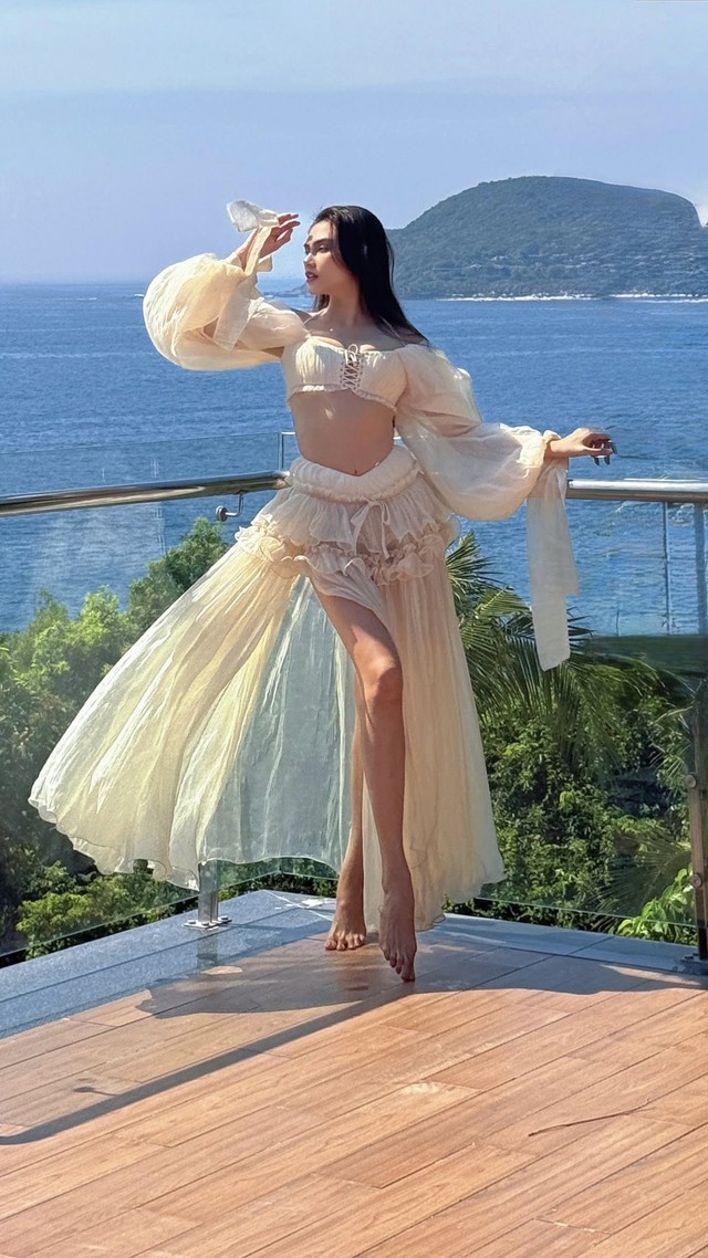 Như chưa hề có 'cuộc sinh nở nào', Võ Hoàng Yến sải bước trên sàn catwalk khoe vòng eo phẳng mịn - Ảnh 10. Như chưa hề có 'cuộc sinh nở nào', Võ Hoàng Yến sải bước trên sàn catwalk khoe vòng eo phẳng mịn - Ảnh 10.