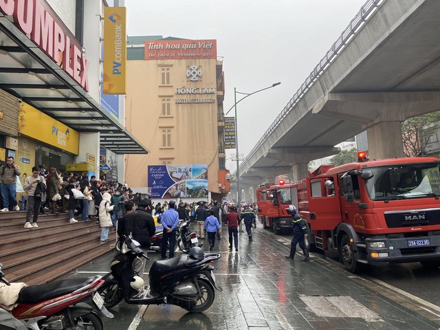 Hà Nội: Cháy tại tầng 4 tòa nhà CTM Cầu Giấy, hàng trăm người vội vã sơ tán - Ảnh 1.