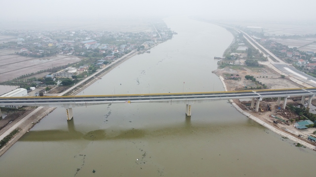 Nam Định: Chưa hoàn thiện nhưng nhiều người dân vẫn bất chấp nguy hiểm đi qua cầu Tam Tòa- Ảnh 14.