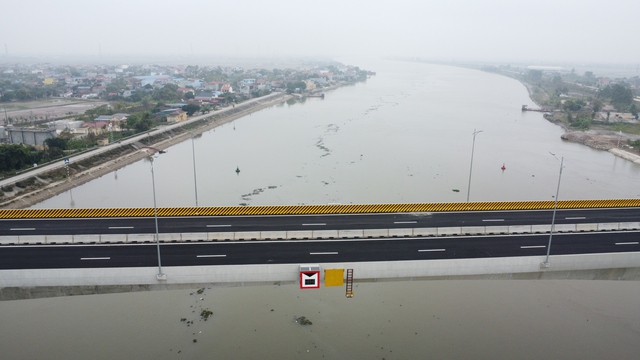 Nam Định: Chưa hoàn thiện nhưng nhiều người dân vẫn bất chấp nguy hiểm đi qua cầu Tam Tòa- Ảnh 10.