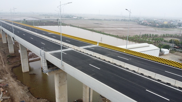 Nam Định: Chưa hoàn thiện nhưng nhiều người dân vẫn bất chấp nguy hiểm đi qua cầu Tam Tòa- Ảnh 2.