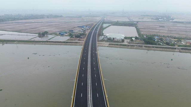 Nam Định: Chưa hoàn thiện nhưng nhiều người dân vẫn bất chấp nguy hiểm đi qua cầu Tam Tòa- Ảnh 1.