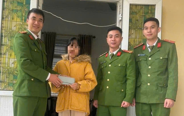Cô gái bất ngờ nhận lại 30 triệu đồng đánh rơi từ công an xã- Ảnh 1. Cô gái bất ngờ nhận lại 30 triệu đồng đánh rơi từ công an xã- Ảnh 1.