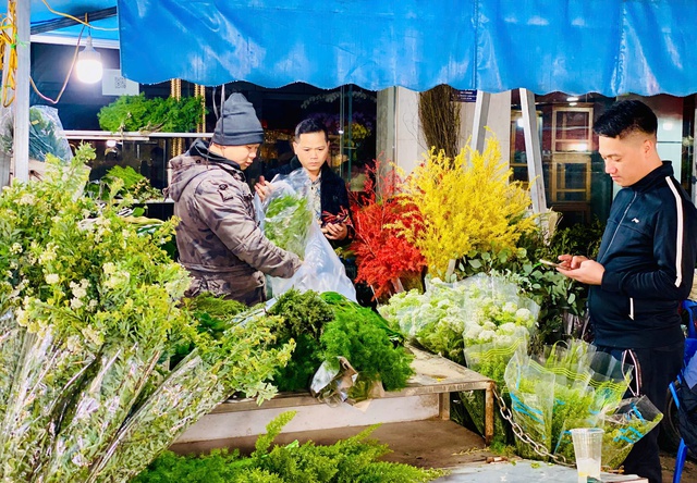 Thời tiết mưa nồm kéo dài, chị em thi nhau chia sẻ một loại lá giá rẻ giúp xua tan mùi ẩm mốc- Ảnh 7.