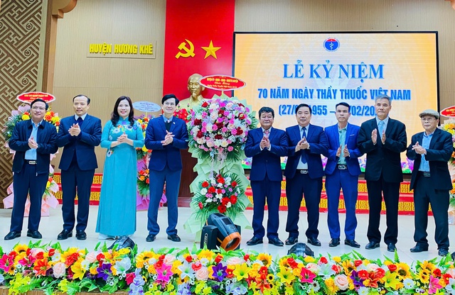 cac-dong-chi-thuong-truc-huyen-uy-tang-hoa-chuc-mung-nhan-ngay-thay-thuoc-viet-nam-anh-van-dinh-17404712166941256547508.jpg