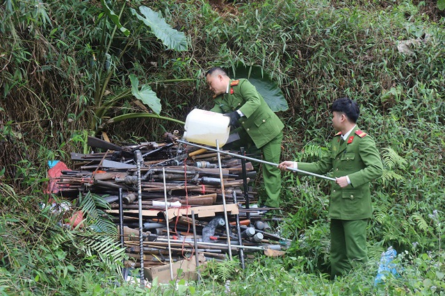 Hà Giang: Tiêu hủy 304 khẩu súng cất giấu trái phép- Ảnh 1.