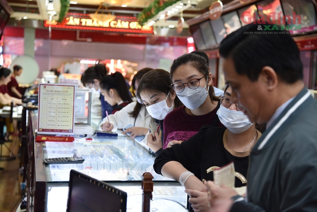 Chưa đến ngày Thần tài, người dân vẫn xếp hàng chờ giao dịch bất chấp giá vàng nhẫn gần 91 triệu đồng/lượng - Ảnh 2.