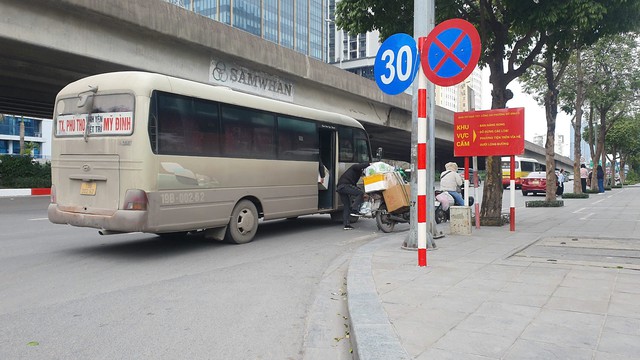 Hà Nội: Xe khách chạy 'rùa bò', dừng đón trả khách diễn ra phức tạp trên tuyến đường Phạm Hùng- Phạm Văn Đồng- Ảnh 8.