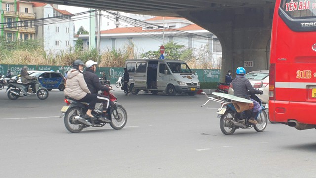 Hà Nội: Xe khách chạy 'rùa bò', dừng đón trả khách diễn ra phức tạp trên tuyến đường Phạm Hùng- Phạm Văn Đồng- Ảnh 4.