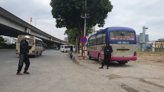 Hà Nội: Xe khách chạy 'rùa bò', dừng đón trả khách diễn ra phức tạp trên tuyến đường Phạm Hùng- Phạm Văn Đồng- Ảnh 7.