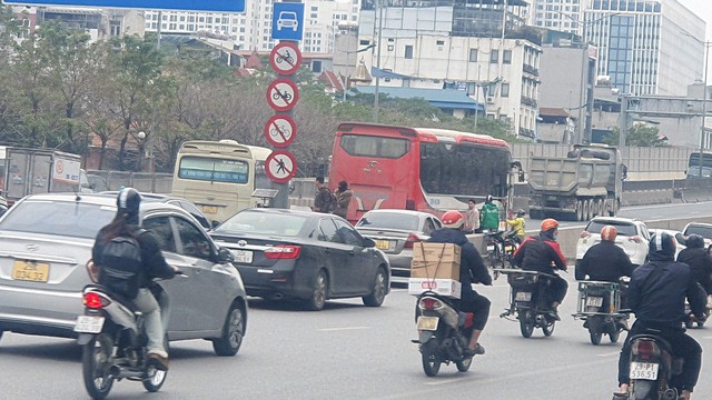 Hà Nội: Xe khách chạy 'rùa bò', dừng đón trả khách diễn ra phức tạp trên tuyến đường Phạm Hùng- Phạm Văn Đồng- Ảnh 12.