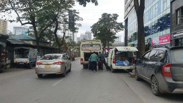 Hà Nội: Xe khách chạy 'rùa bò', dừng đón trả khách diễn ra phức tạp trên tuyến đường Phạm Hùng- Phạm Văn Đồng- Ảnh 2.