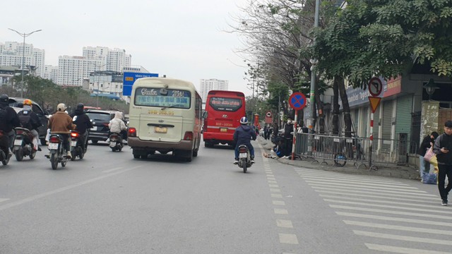 Hà Nội: Xe khách chạy 'rùa bò', dừng đón trả khách diễn ra phức tạp trên tuyến đường Phạm Hùng- Phạm Văn Đồng- Ảnh 10.