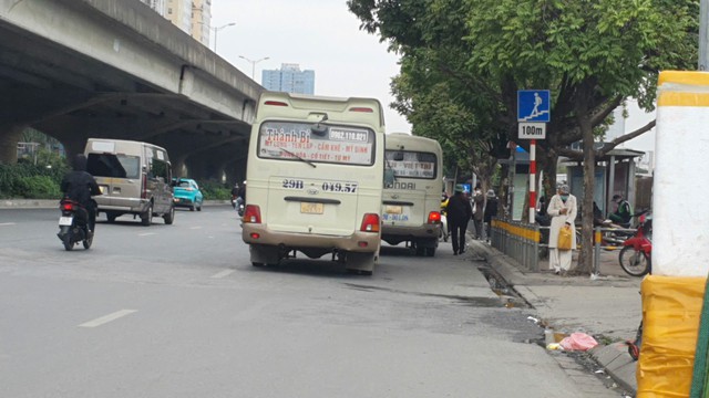 Hà Nội: Xe khách chạy 'rùa bò', dừng đón trả khách diễn ra phức tạp trên tuyến đường Phạm Hùng- Phạm Văn Đồng- Ảnh 6.