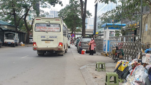 Hà Nội: Xe khách chạy 'rùa bò', dừng đón trả khách diễn ra phức tạp trên tuyến đường Phạm Hùng- Phạm Văn Đồng- Ảnh 13.