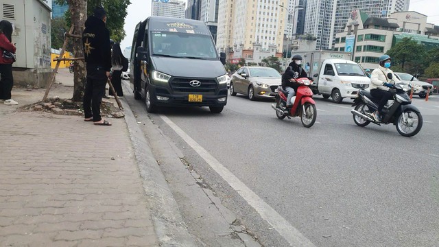 Hà Nội: Xe khách chạy 'rùa bò', dừng đón trả khách diễn ra phức tạp trên tuyến đường Phạm Hùng- Phạm Văn Đồng- Ảnh 9.